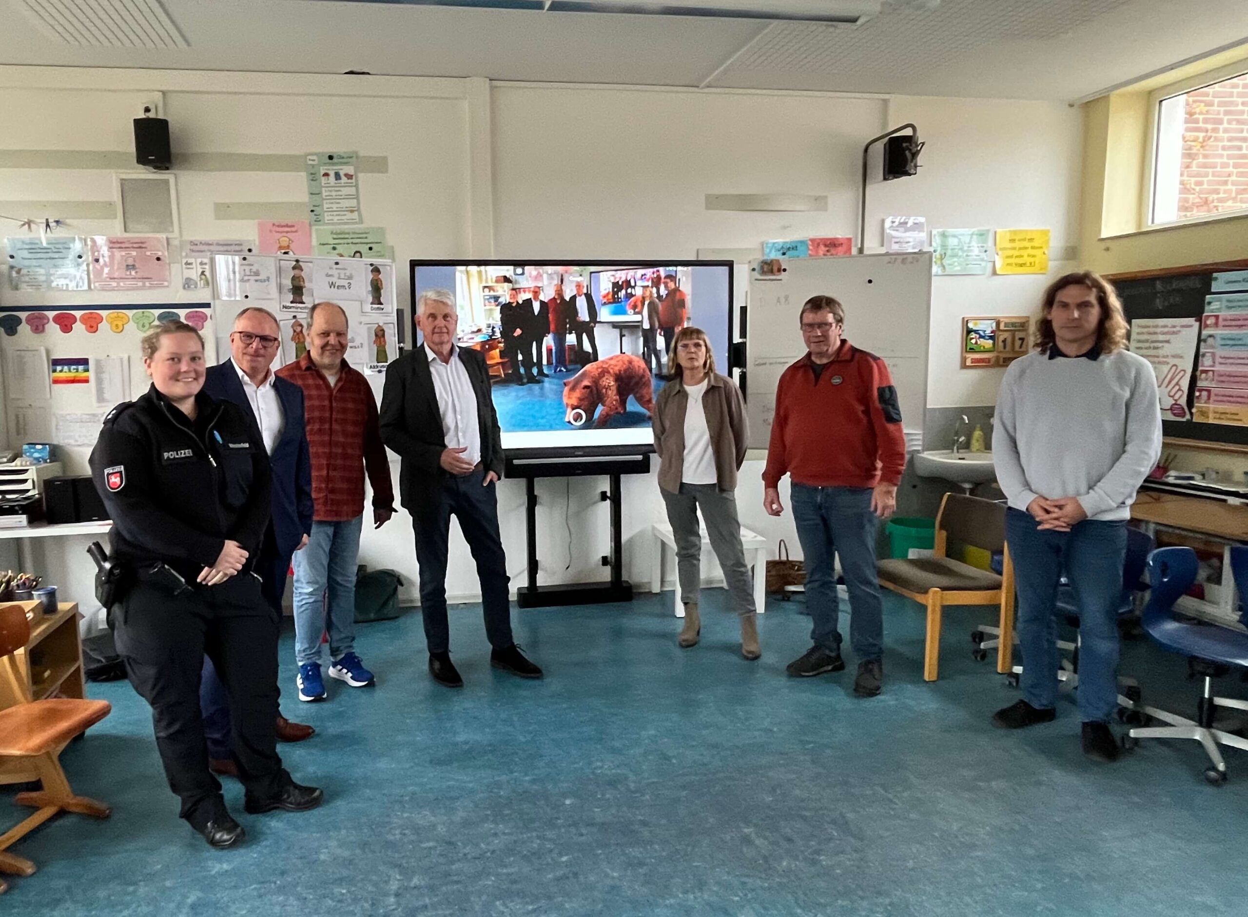 Medienkompetenz: Heiko Engelhard, Vostandsmitglied besucht die Grundschule aus Bramsche