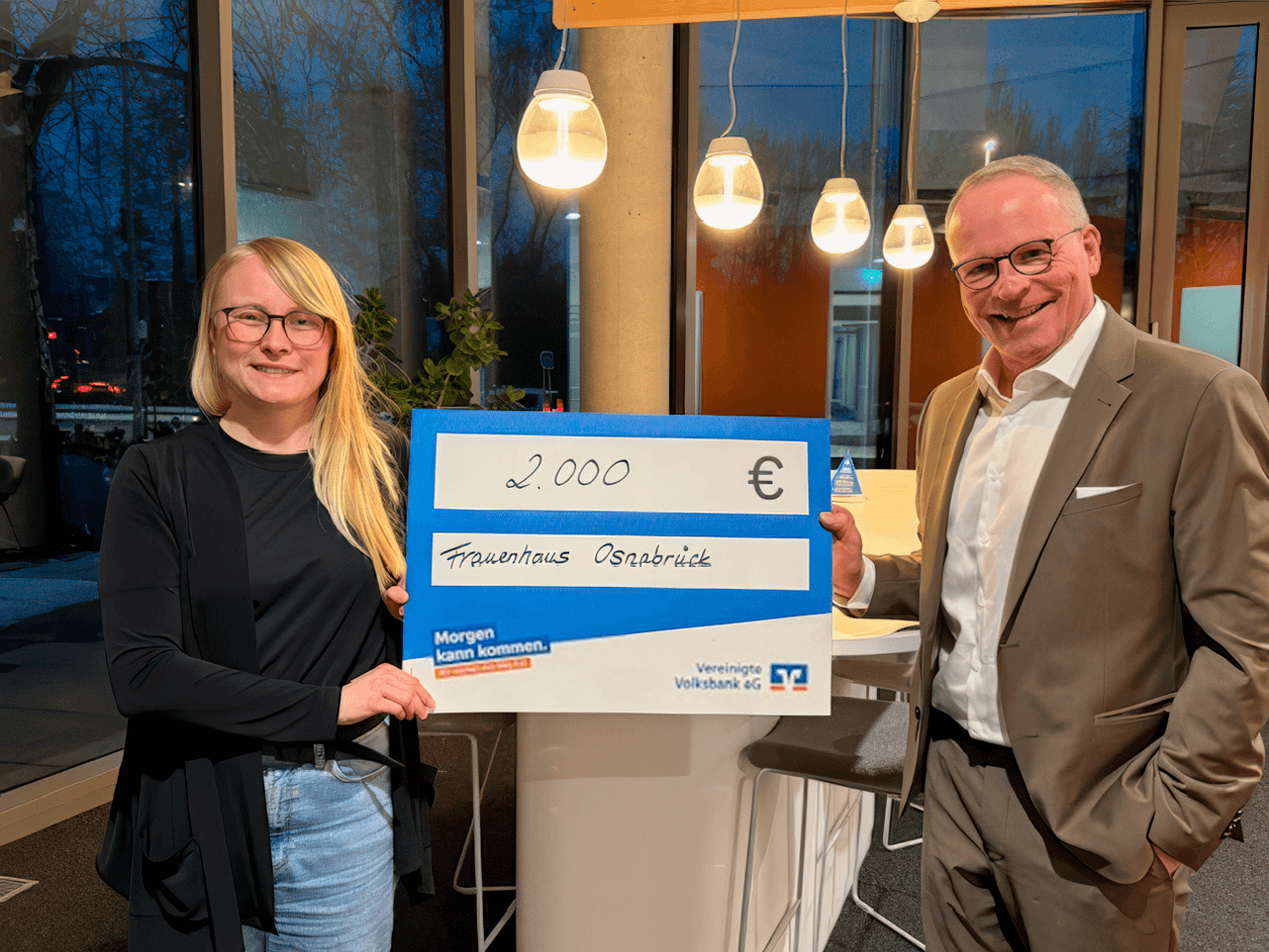 Spende für das Frauenhaus Osnabrück mit Heiko Engelhard von respektplus und Frau Wolter