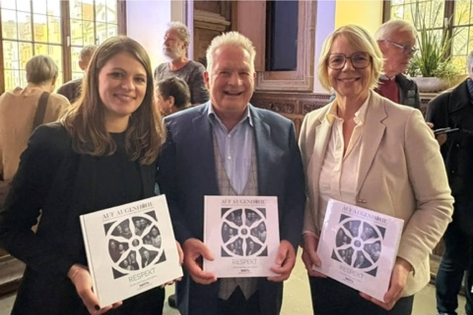 „Auf Augenhöhe – Respekt“: Buchprojekt für mehr Menschlichkeit in Osnabrück
